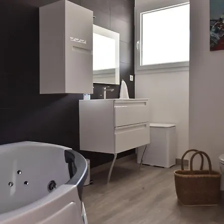 Apartmán Serrendy Designer's 15-minute Walk To The Palais & Beaches!