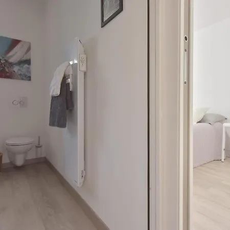 Serrendy Designer's 15-minute Walk To The Palais & Beaches!