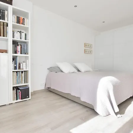 Serrendy Designer's 15-minute Walk To The Palais & Beaches!