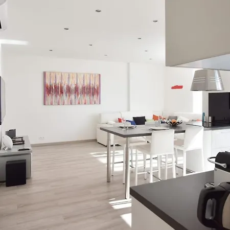 Apartmán Serrendy Designer's 15-minute Walk To The Palais & Beaches! *