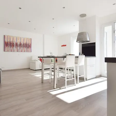 Serrendy Designer's 15-minute Walk To The Palais & Beaches! Apartmán