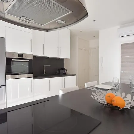 Apartmán Serrendy Designer's 15-minute Walk To The Palais & Beaches!