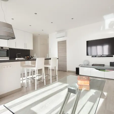 Apartmán Serrendy Designer's 15-minute Walk To The Palais & Beaches!