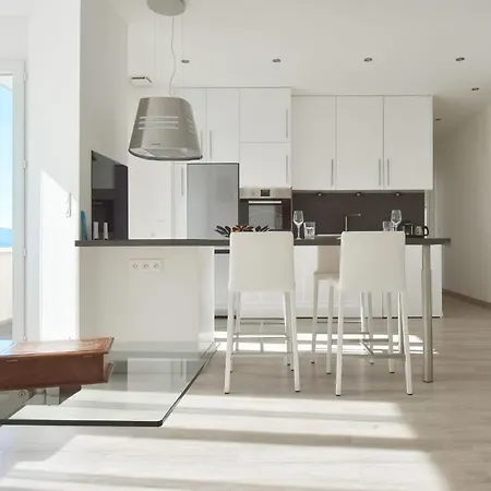 Serrendy Designer's 15-minute Walk To The Palais & Beaches! *